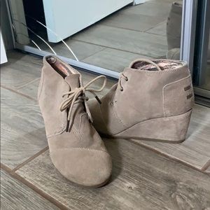 Toms casual wedges!